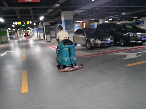 1562917525745689.jpg 駕駛式洗地機.JPG