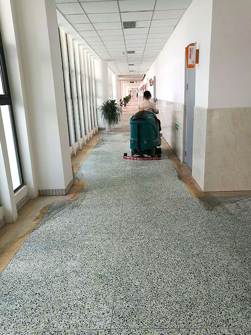 1566807347464122.jpg 學(xué)校洗地機(jī).jpg